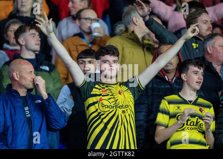 Leeds, Großbritannien. Oktober 2021. Ein Watford-Fan singt, während sich die Spieler am 10/2/2021 in Leeds, Großbritannien, aufwärmen. (Foto von James Heaton/News Images/Sipa USA) Quelle: SIPA USA/Alamy Live News Stockfoto