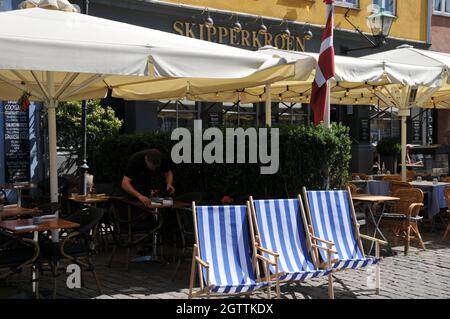 Kopenhagen, Dänemark, 18. Juni 2020/Dänen Genießen Sie Essen in Cafés und Restaurants und genießen Sie einen Tag auf dem Wasser, indem Sie mit Booten in Christianhavn Canal dueint corona Virus pandemic /covid-19 in Dänemark segeln (Foto..Francis Dean/DeanPictures) Stockfoto