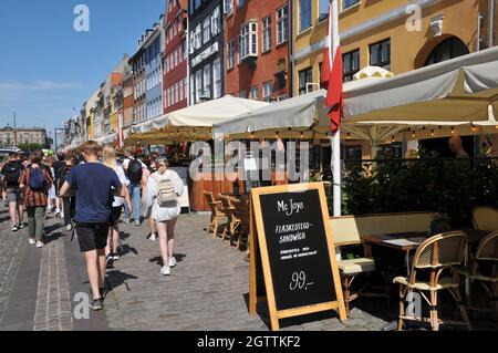 Kopenhagen, Dänemark, 18. Juni 2020/Dänen Genießen Sie Essen in Cafés und Restaurants und genießen Sie einen Tag auf dem Wasser, indem Sie mit Booten in Christianhavn Canal dueint corona Virus pandemic /covid-19 in Dänemark segeln (Foto..Francis Dean/DeanPictures) Stockfoto