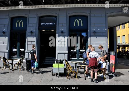 Kopenhagen, Dänemark, 18. Juni 2020/Dänen Genießen Sie Essen in Cafés und Restaurants und genießen Sie einen Tag auf dem Wasser, indem Sie mit Booten in Christianhavn Canal dueint corona Virus pandemic /covid-19 in Dänemark segeln (Foto..Francis Dean/DeanPictures) Stockfoto