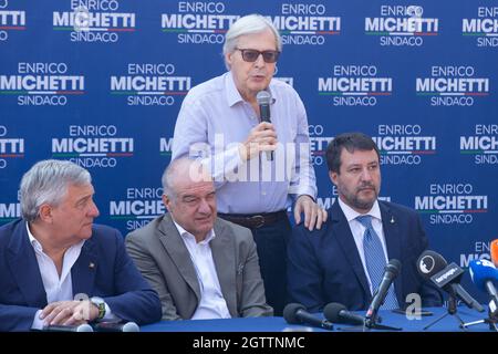 Rom, Italien. Oktober 2021. Vittorio Sgarbi während einer Pressekonferenz im römischen Stadtteil Spinaceto zur Schließung des Mitte-Rechts-Wahlkampfs (Foto: Matteo Nardone/Pacific Press/Sipa USA) Quelle: SIPA USA/Alamy Live News Stockfoto