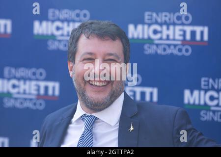 Rom, Italien. Oktober 2021. Matteo Salvini während einer Pressekonferenz im römischen Stadtteil Spinaceto zur Schließung des Mitte-Rechts-Wahlkampfs am 1. Oktober 2021. (Foto: Matteo Nardone/Pacific Press/Sipa USA) Quelle: SIPA USA/Alamy Live News Stockfoto