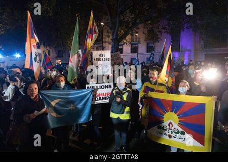 London, Großbritannien. Oktober 2021. Demonstranten halten während der Demonstration Fahnen und Plakate. Am 1. Oktober kamen verschiedene anti-chinesische Diasporas in London zusammen, um sich solidarisch gegen die Kommunistische Partei Chinas zu zeigen. Gemeinsam gehalten von Hong Kong Liberty, dem Welt-Uiguren-Kongress, Free Tibet und mehr, wurden im Piccadilly Circus Reden gehalten, um die Menschenrechtsverletzungen durch die KPCh zu verurteilen. Die Demonstranten marschierten später zur chinesischen Botschaft in London, wo die chinesische Nationalflagge verbrannt wurde. Kredit: SOPA Images Limited/Alamy Live Nachrichten Stockfoto