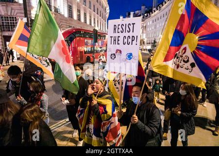 London, Großbritannien. Oktober 2021. Demonstranten halten während der Demonstration Fahnen und Plakate. Am 1. Oktober kamen verschiedene anti-chinesische Diasporas in London zusammen, um sich solidarisch gegen die Kommunistische Partei Chinas zu zeigen. Gemeinsam gehalten von Hong Kong Liberty, dem Welt-Uiguren-Kongress, Free Tibet und mehr, wurden im Piccadilly Circus Reden gehalten, um die Menschenrechtsverletzungen durch die KPCh zu verurteilen. Die Demonstranten marschierten später zur chinesischen Botschaft in London, wo die chinesische Nationalflagge verbrannt wurde. (Foto von Belinda Jiao/SOPA Images/Sipa USA) Quelle: SIPA USA/Alamy Live News Stockfoto