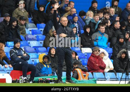 NOTTINGHAM, GROSSBRITANNIEN. 2. OKTOBER Steve Cooper, Cheftrainer des Nottingham Forest, winkt den Fans des Forest während des Sky Bet Championship-Spiels zwischen Birmingham City und Nottingham Forest in St. Andrews, Birmingham, am Samstag, den 2. Oktober 2021. (Kredit: Jon Hobley | MI News) Kredit: MI Nachrichten & Sport /Alamy Live News Stockfoto