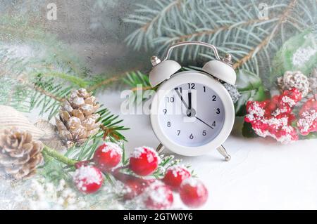 Weihnachtskarte mit Wecker und Geschenken in Schachteln unter dem Weihnachtsbaum. Eine vorgefertigte Grußkarte zu Weihnachten und Neujahr. Stockfoto