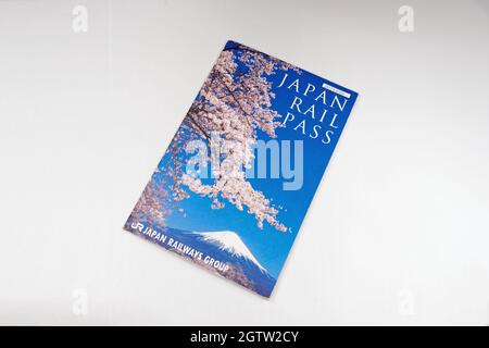 Japan Rail Pass-Ticket auf weißem Hintergrund. Stockfoto