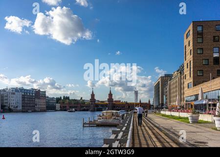 Spree in Berlin Oberbaumbrücke (Oberbaumbrücke) entlang des Osthafens, Deutschland, Europa Stockfoto