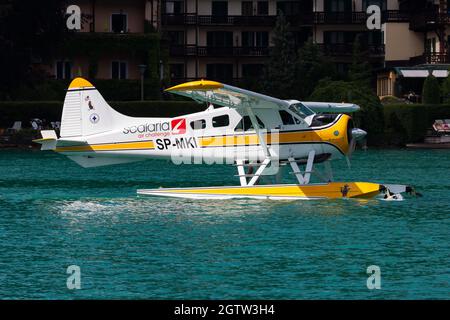 Sankt Wolfgang, Österreich - 5. Juli 2014: Kommerzielles Wasserflugzeug am See. Kleine und Sportflugzeuge. Allgemeine Luftfahrtindustrie. VIP-Transport. Ziviles utilit Stockfoto