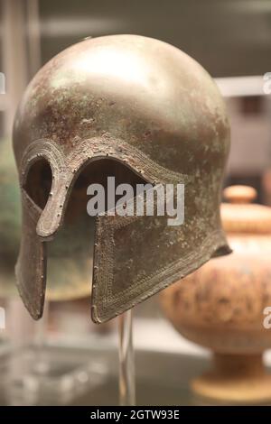 Griechischer Helm vom korinthischen Typ, ausgestellt im British Museum, London, UK Stockfoto