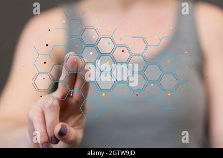 Person, die die virtuelle 3D-gerenderte Projektion der Datenspeicherung präsentiert Stockfoto