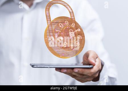 Person, die die virtuelle 3D-gerenderte Projektion des Cybersecurity-Konzepts präsentiert Stockfoto