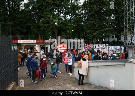 Köln, Deutschland. Oktober 2021. Fans im Stadion vor dem Flyerarlarm Frauen Bundesliga-Spiel zwischen dem 1. FC Köln und dem FC Bayern München im Franz-Kremer-Stadion in Köln. Kredit: SPP Sport Pressefoto. /Alamy Live News Stockfoto