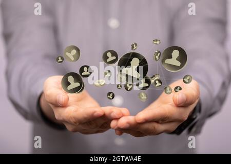 Person, die die virtuelle 3D-gerenderte Projektion des sozialen Netzwerks präsentiert Stockfoto