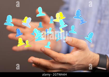 Person, die die virtuelle 3D-gerenderte Projektion des sozialen Netzwerks präsentiert Stockfoto