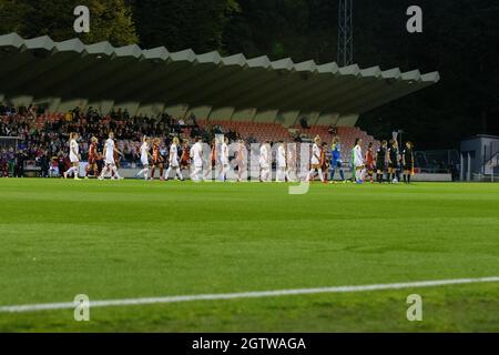 Köln, Deutschland. Oktober 2021. Die Spielerinnen treten vor dem Flyerarlarm-Bundesliga-Spiel der Frauen zwischen dem 1. FC Köln und dem FC Bayern München im Franz-Kremer-Stadion in Köln auf. Kredit: SPP Sport Pressefoto. /Alamy Live News Stockfoto