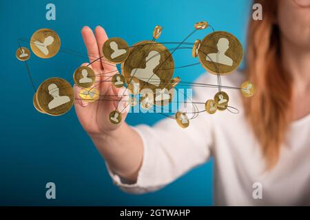 Person, die die virtuelle 3D-gerenderte Projektion des sozialen Netzwerks präsentiert Stockfoto