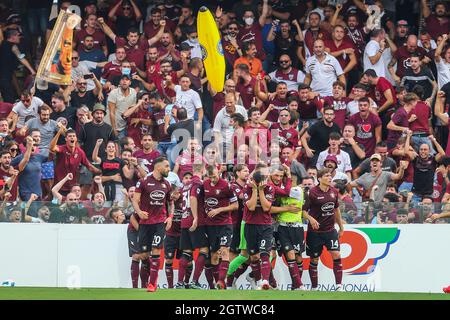 Der bosnische Stürmer von Salernitana, Milan Djuric, feiert am 2. Oktober 2021 im Arechi-Stadion in Salerno, Süditalien, ein Tor während des Fußballspiels der Serie A zwischen Salernitana und Genua. Stockfoto