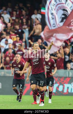 Der bosnische Stürmer von Salernitana, Milan Djuric, feiert am 2. Oktober 2021 im Arechi-Stadion in Salerno, Süditalien, ein Tor während des Fußballspiels der Serie A zwischen Salernitana und Genua. Stockfoto