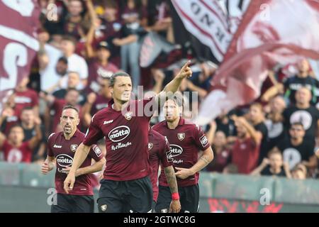 Der bosnische Stürmer von Salernitana, Milan Djuric, feiert am 2. Oktober 2021 im Fußballspiel der Serie A zwischen Salernitana und Genua im Arechi-Stadion in Salerno, Süditalien, einen Tor1. Stockfoto