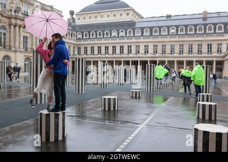 Paris, Frankreich, 2. Oktober 2021: Regen in Paris hält die Menschen nicht davon ab, in der Rue St Honore einzukaufen, vor Cafés zu sitzen, mit Les Colonnes de Buren im Palais Royal zu posieren oder sogar Hochzeitsfotos zu machen. Anna Watson/Alamy Live News Stockfoto