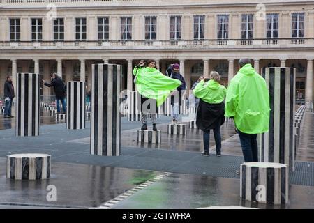 Paris, Frankreich, 2. Oktober 2021: Regen in Paris hält die Menschen nicht davon ab, in der Rue St Honore einzukaufen, vor Cafés zu sitzen, mit Les Colonnes de Buren im Palais Royal zu posieren oder sogar Hochzeitsfotos zu machen. Anna Watson/Alamy Live News Stockfoto