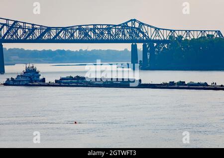 Miss Kathy, ein zweischraubiger Schlepper, schiebt am 6. September 2015 in Memphis, Tennessee, einen Lastkahn auf dem Mississippi River. Stockfoto