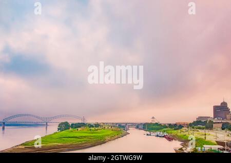 Die Hernando de Soto Bridge, auch M Bridge genannt, ist abgebildet, wenn sie den Mississippi River am 10. September 2015 in Memphis, Tennessee, überquert. Stockfoto