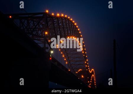 Die Hernando de Soto Bridge, auch M Bridge genannt, ist bei Tagesanbruch am 10. September 2015 in Memphis, Tennessee, in Nebel gehüllt. Stockfoto