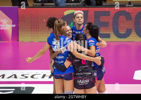 Modena, Italien. Oktober 2021. Igor Gorgonzola Novara Team während Imoco Volley Conegliano gegen Igor Gorgonzola Novara, Italienische Supercup-Frauen in Modena, Italien, Oktober 02 2021 Quelle: Independent Photo Agency/Alamy Live News Stockfoto