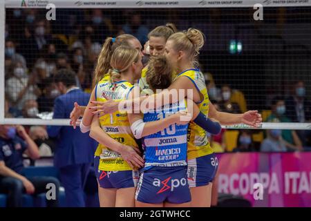 Modena, Italien. Oktober 2021. Imoco Volley Conegliano Team während Imoco Volley Conegliano gegen Igor Gorgonzola Novara, Italienische Supercup-Frauen in Modena, Italien, Oktober 02 2021 Quelle: Independent Photo Agency/Alamy Live News Stockfoto