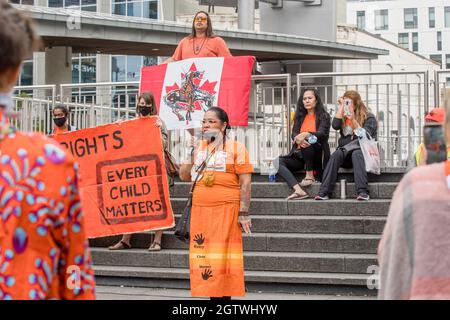 Die Aktivistin Binesi Ogichidaa spricht beim Orange Shirt Day und am National Day of Truth and Reconciliation auf dem Dundas Square in Toronto, Ontario, um zu heilen, r Stockfoto