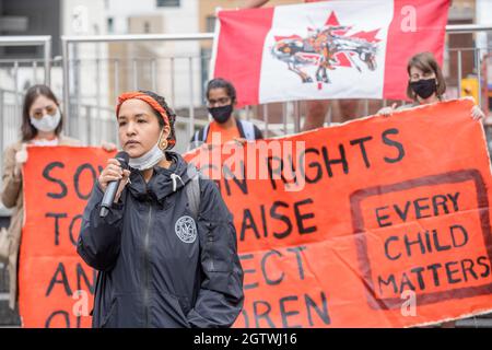 Die Aktivistin Katherine Gandy, Gründerin des Matriarchalen Kreises, spricht beim Orange Shirt Day und dem Nationalen Tag der Wahrheit und Versöhnung auf dem Dundas Square in Stockfoto