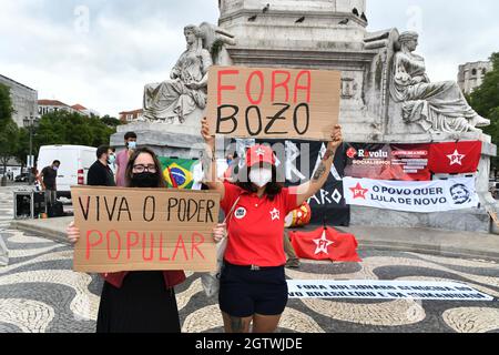 Lissabon, Portugal. Oktober 2021. Aktivisten halten Plakate, die den brasilianischen Präsidenten Jair Bolsonaro während einer Kundgebung auf dem Rossio-Platz zurückweisen.die Kampagne Fora Bolsonaro (Out with Bolsonaro), Die in Lissabon verschiedene Organisationen, Parteien, Gewerkschaften und Bewegungen für Demokratie und die Rechte des Volkes zusammenbringt, veranstaltete eine Kundgebung zur Ablehnung der Politik des brasilianischen Präsidenten Jair Bolsonaro und forderte seinen Rücktritt als Staatsoberhaupt. Kredit: SOPA Images Limited/Alamy Live Nachrichten Stockfoto