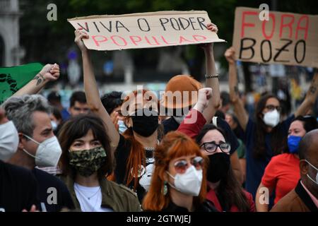 Lissabon, Portugal. Oktober 2021. Ein Aktivist hält ein Plakat, das den brasilianischen Präsidenten Jair Bolsonaro während einer Kundgebung auf dem Rossio-Platz ablehnt. Die in Lissabon verschiedene Organisationen, Parteien, Gewerkschaften und Bewegungen für Demokratie und die Rechte des Volkes zusammenbringt, veranstaltete eine Kundgebung zur Ablehnung der Politik des brasilianischen Präsidenten Jair Bolsonaro und forderte seinen Rücktritt als Staatsoberhaupt. Kredit: SOPA Images Limited/Alamy Live Nachrichten Stockfoto