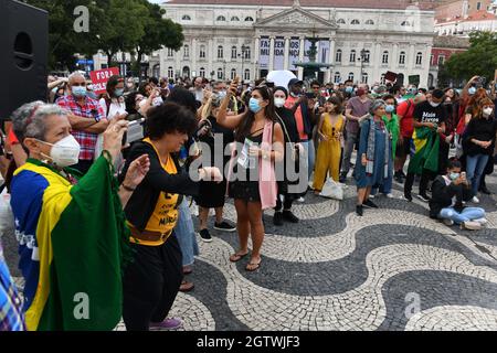 Lissabon, Portugal. Oktober 2021. Aktivisten und Anwohner versammelten sich auf dem Rossio-Platz zu einer Kundgebung gegen Präsident Bolsonaro.die Kampagne Fora Bolsonaro (Out with Bolsonaro), Die in Lissabon verschiedene Organisationen, Parteien, Gewerkschaften und Bewegungen für Demokratie und die Rechte des Volkes zusammenbringt, veranstaltete eine Kundgebung zur Ablehnung der Politik des brasilianischen Präsidenten Jair Bolsonaro und forderte seinen Rücktritt als Staatsoberhaupt. Kredit: SOPA Images Limited/Alamy Live Nachrichten Stockfoto