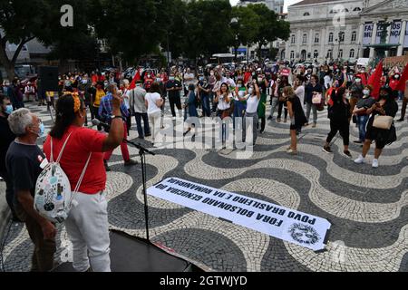 Lissabon, Portugal. Oktober 2021. Aktivisten rufen Slogans gegen den brasilianischen Präsidenten Jair Bolsonaro während einer Kundgebung auf dem Rossio-Platz, der Kampagne „Fora Bolsonaro“ (out with Bolsonaro), Die in Lissabon verschiedene Organisationen, Parteien, Gewerkschaften und Bewegungen für Demokratie und die Rechte des Volkes zusammenbringt, veranstaltete eine Kundgebung zur Ablehnung der Politik des brasilianischen Präsidenten Jair Bolsonaro und forderte seinen Rücktritt als Staatsoberhaupt. Kredit: SOPA Images Limited/Alamy Live Nachrichten Stockfoto