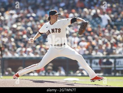 San Francisco, Usa. Oktober 2021. Kevin Gausman wirft den Pitcher der San Francisco Giants am Samstag, den 2. Oktober 2021 in San Francisco im ersten Inning im Oracle Park zu den San Diego Padres. Foto von George Nikitin/UPI Credit: UPI/Alamy Live News Stockfoto