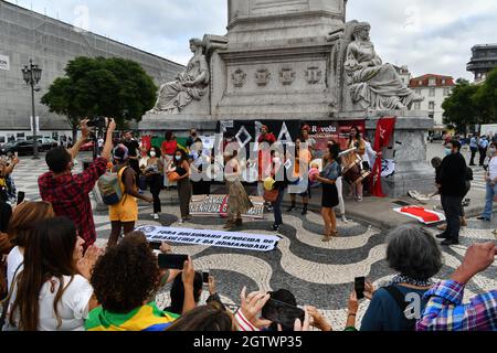 Lissabon, Portugal. Oktober 2021. Aktivisten gegen Präsident Jair Bolsonaro spielten Schlagzeugmusik während einer Kundgebung auf dem Rossio-Platz.die Kampagne Fora Bolsonaro (Out with Bolsonaro), Die in Lissabon verschiedene Organisationen, Parteien, Gewerkschaften und Bewegungen für Demokratie und die Rechte des Volkes zusammenbringt, veranstaltete eine Kundgebung zur Ablehnung der Politik des brasilianischen Präsidenten Jair Bolsonaro und forderte seinen Rücktritt als Staatsoberhaupt. (Foto von Jorge Castellanos/SOPA Images/Sipa USA) Quelle: SIPA USA/Alamy Live News Stockfoto