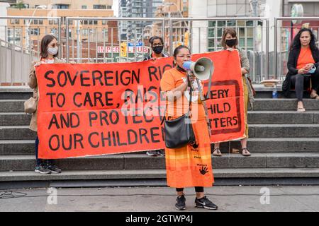 Die Aktivistin Binesi Ogichidaa spricht beim Orange Shirt Day und am National Day of Truth and Reconciliation auf dem Dundas Square in Toronto, Ontario, um zu heilen, r Stockfoto