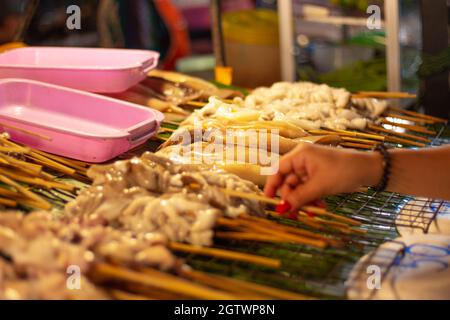 Gegrillte Spieße auf dem Nachtmarkt, Essensauswahl, traditionelle thailändische Küche Stockfoto