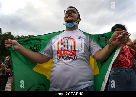 Lissabon, Portugal. Oktober 2021. Ein Aktivist ruft während einer Kundgebung auf dem Rossio-Platz Slogans gegen den brasilianischen Präsidenten Jair Bolsonaro aus. Die in Lissabon verschiedene Organisationen, Parteien, Gewerkschaften und Bewegungen für Demokratie und die Rechte des Volkes zusammenbringt, veranstaltete eine Kundgebung zur Ablehnung der Politik des brasilianischen Präsidenten Jair Bolsonaro und forderte seinen Rücktritt als Staatsoberhaupt. (Foto von Jorge Castellanos/SOPA Images/Sipa USA) Quelle: SIPA USA/Alamy Live News Stockfoto