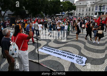 Lissabon, Portugal. Oktober 2021. Aktivisten rufen Slogans gegen den brasilianischen Präsidenten Jair Bolsonaro während einer Kundgebung auf dem Rossio-Platz, der Kampagne „Fora Bolsonaro“ (out with Bolsonaro), Die in Lissabon verschiedene Organisationen, Parteien, Gewerkschaften und Bewegungen für Demokratie und die Rechte des Volkes zusammenbringt, veranstaltete eine Kundgebung zur Ablehnung der Politik des brasilianischen Präsidenten Jair Bolsonaro und forderte seinen Rücktritt als Staatsoberhaupt. (Foto von Jorge Castellanos/SOPA Images/Sipa USA) Quelle: SIPA USA/Alamy Live News Stockfoto