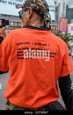 Menschen besuchen den Orange Shirt Day und den National Day of Truth and Reconciliation Day auf dem Dundas Square in Toronto, Ontario, um zu heilen, Bewusstsein zu schaffen und ris zu schaffen Stockfoto