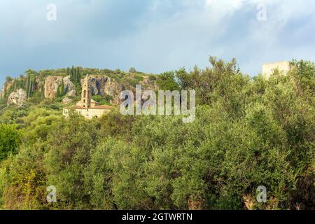 Fernansicht der alten Kirche Agios Spyridon in Kardamyli, Mani, Griechenland Stockfoto