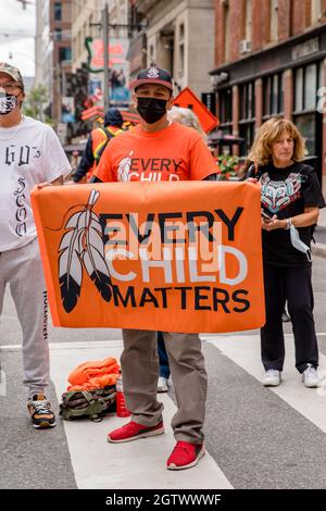 Menschen besuchen den Orange Shirt Day und den National Day of Truth and Reconciliation Day auf dem Dundas Square in Toronto, Ontario, um zu heilen, Bewusstsein zu schaffen und ris zu schaffen Stockfoto