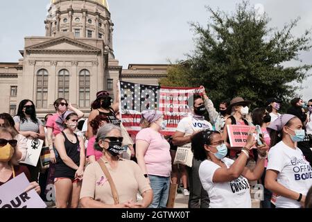 Atlanta, Georgia, USA. Oktober 2021. Eine Gruppe von Demonstranten nimmt an einem Abtreibungsrechtsprotest auf der Liberty Plaza in der Innenstadt von Atlanta Teil. (Bild: © John Arthur Brown/ZUMA Press Wire) Stockfoto