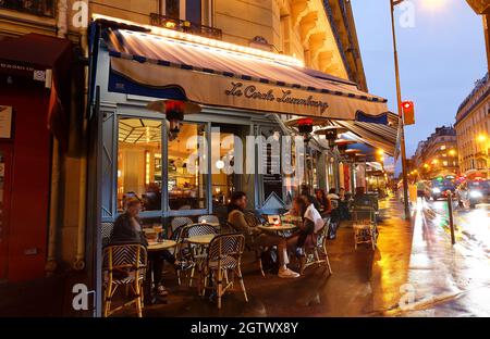 Paris, France-February 02, 2019 : das traditionelle französische Restaurant Le Cercle Luxembourg befindet sich im Quartier Latin bei regnerischer Nacht, Paris, Frankreich. Stockfoto