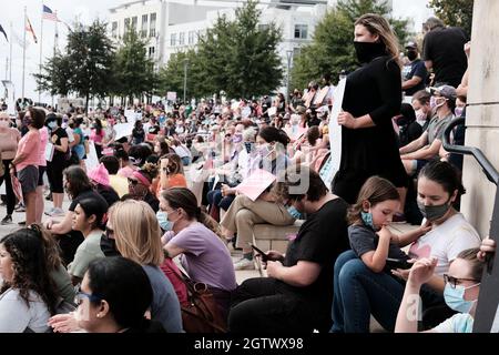 Atlanta, Georgia, USA. Oktober 2021. Eine Gruppe von Demonstranten nimmt an einem Abtreibungsrechtsprotest auf der Liberty Plaza in der Innenstadt von Atlanta Teil. (Bild: © John Arthur Brown/ZUMA Press Wire) Stockfoto