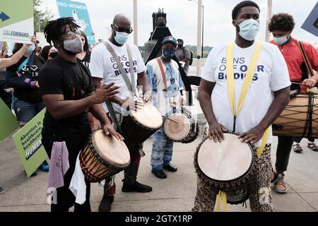 Atlanta, Georgia, USA. Oktober 2021. Eine Gruppe von Trommlern treten bei einem Abtreibungsrechtsprotest auf dem Liberty Plaza in Atlanta auf. (Bild: © John Arthur Brown/ZUMA Press Wire) Stockfoto